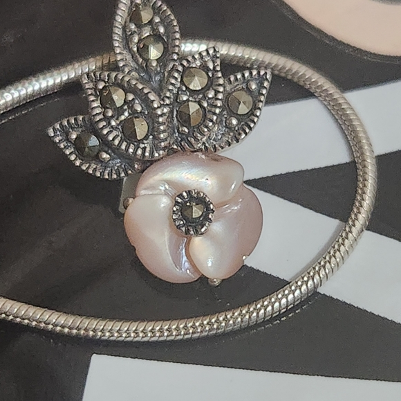 Beautiful looks like a wedding set necklace and earrings - Picture 3 of 5